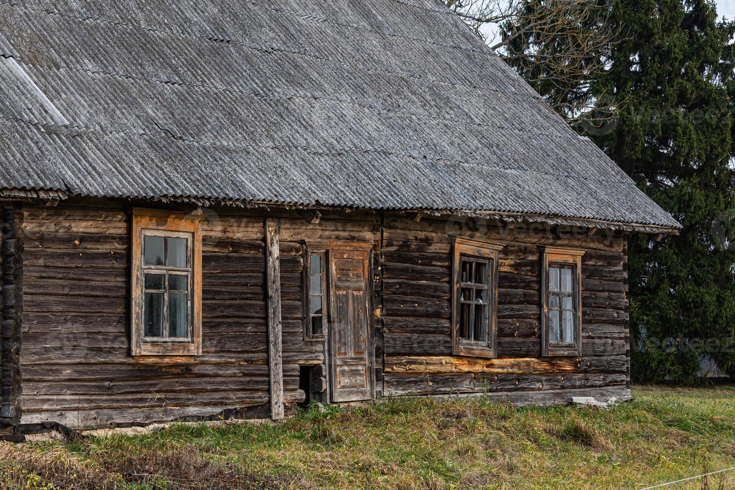 antiguas casas tradicionales en letonia foto
