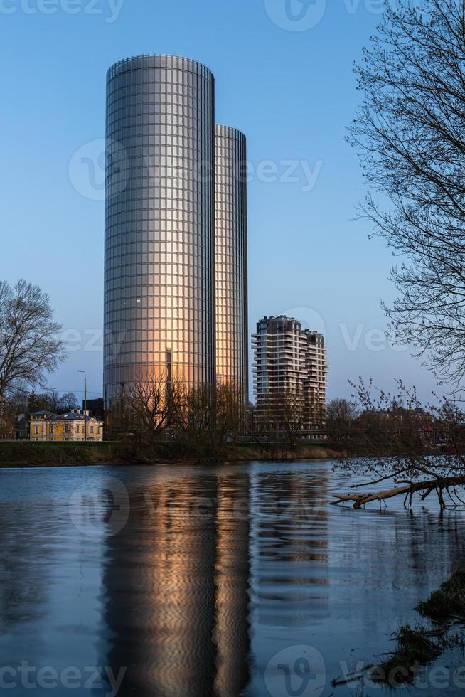 vistas del centro de la ciudad de riga en una mañana soleada foto