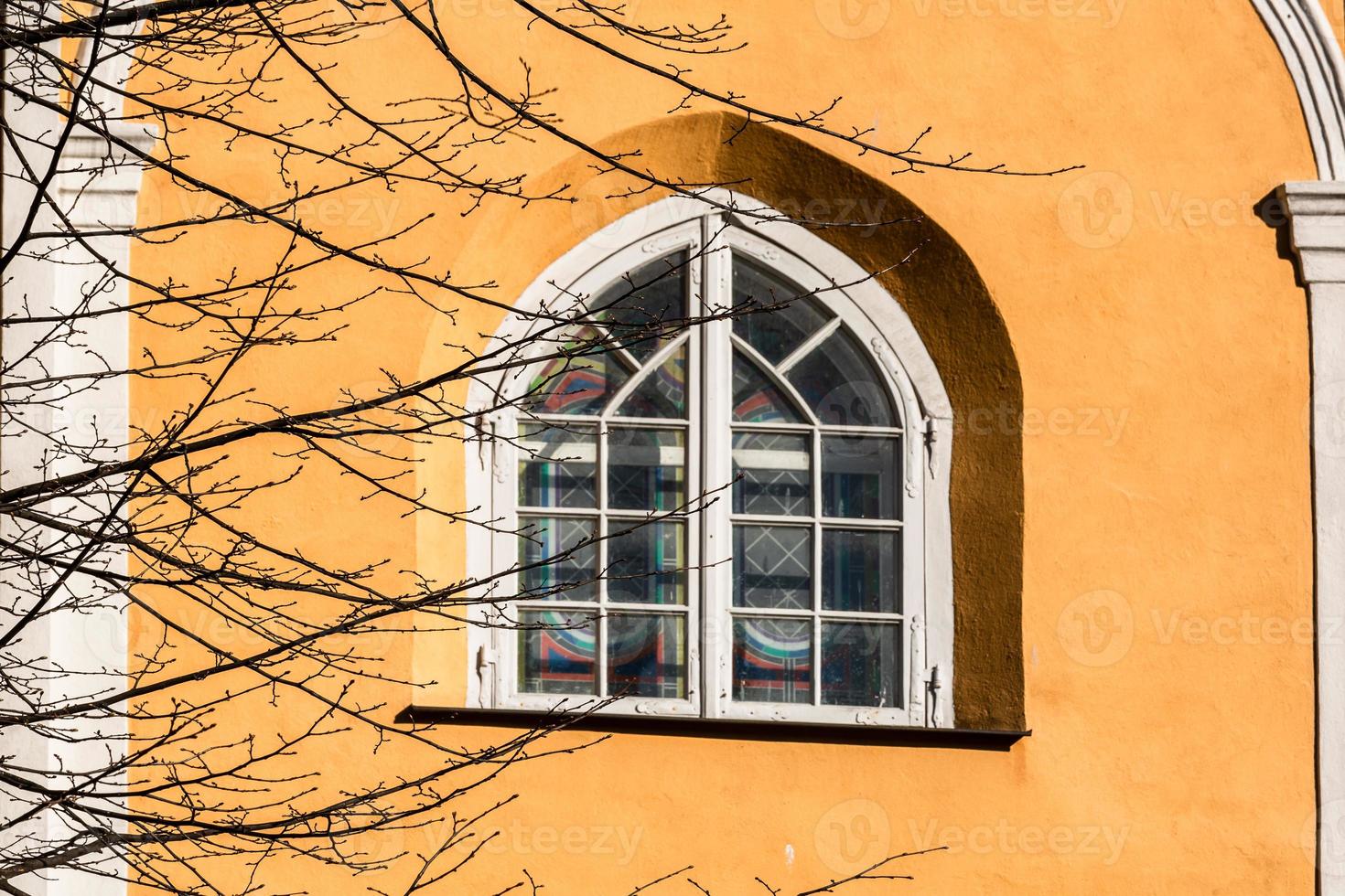 vistas del centro de la ciudad de riga en una mañana soleada foto