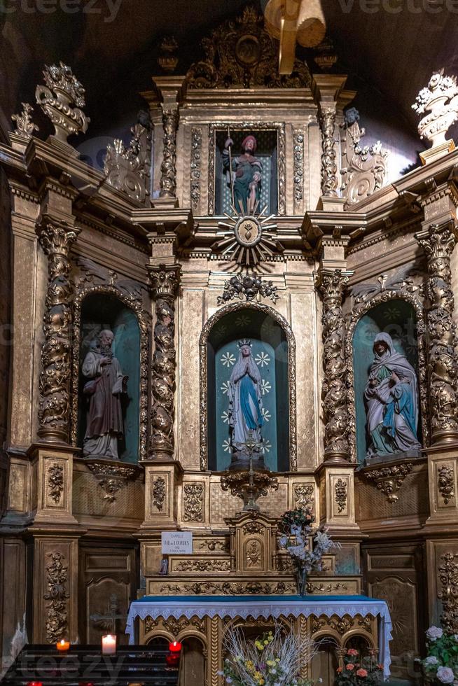 interior de la iglesia católica foto