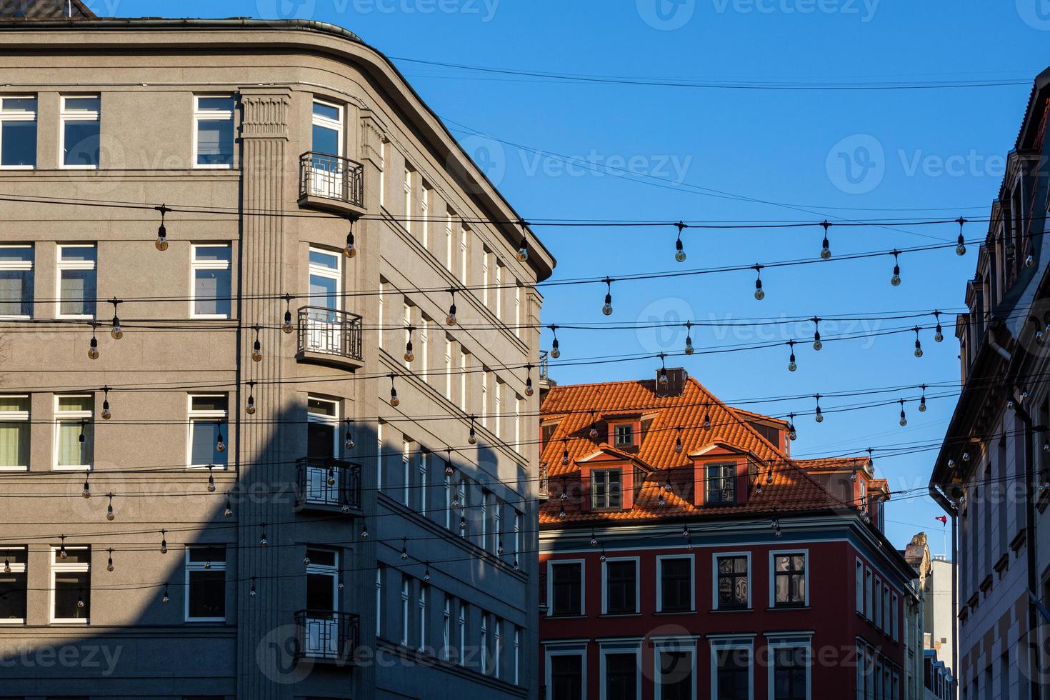 vistas del centro de la ciudad de riga en una mañana soleada foto