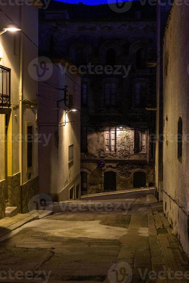 calles y vistas de un pequeño pueblo español por la noche foto