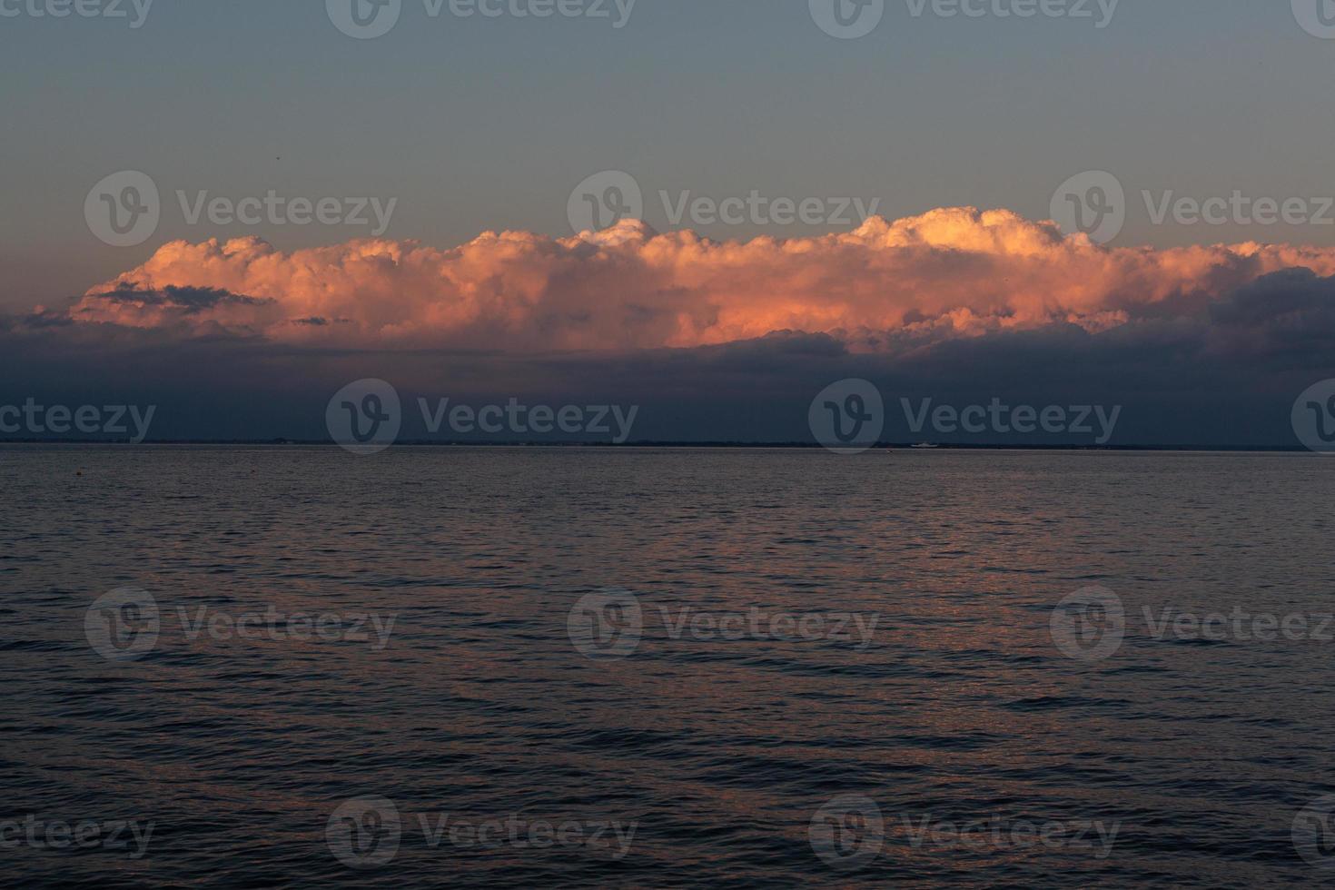 puesta de sol con nubes oscuras foto