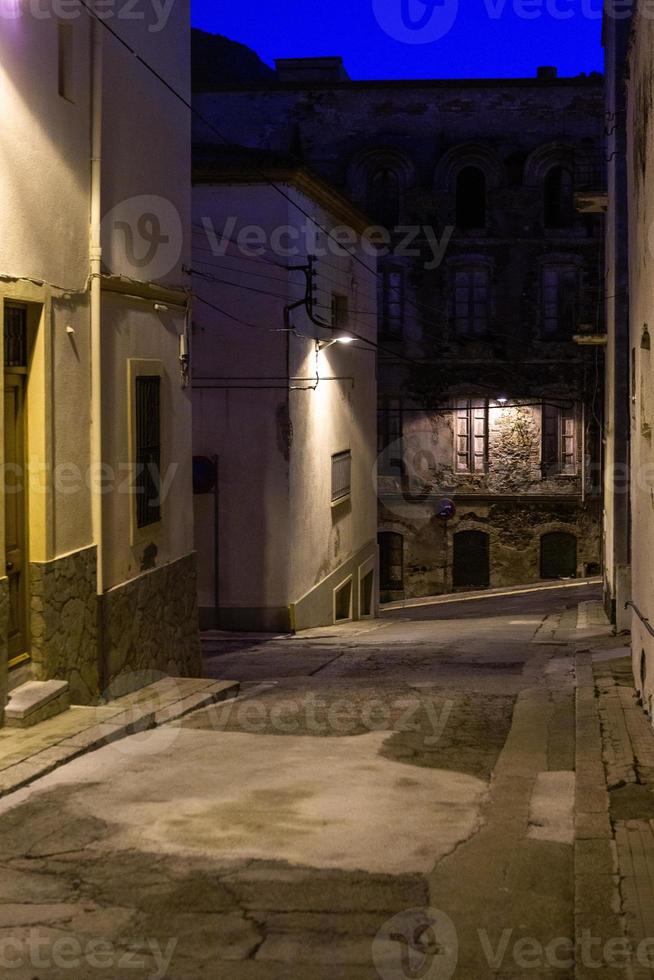 calles y vistas de un pequeño pueblo español por la noche foto