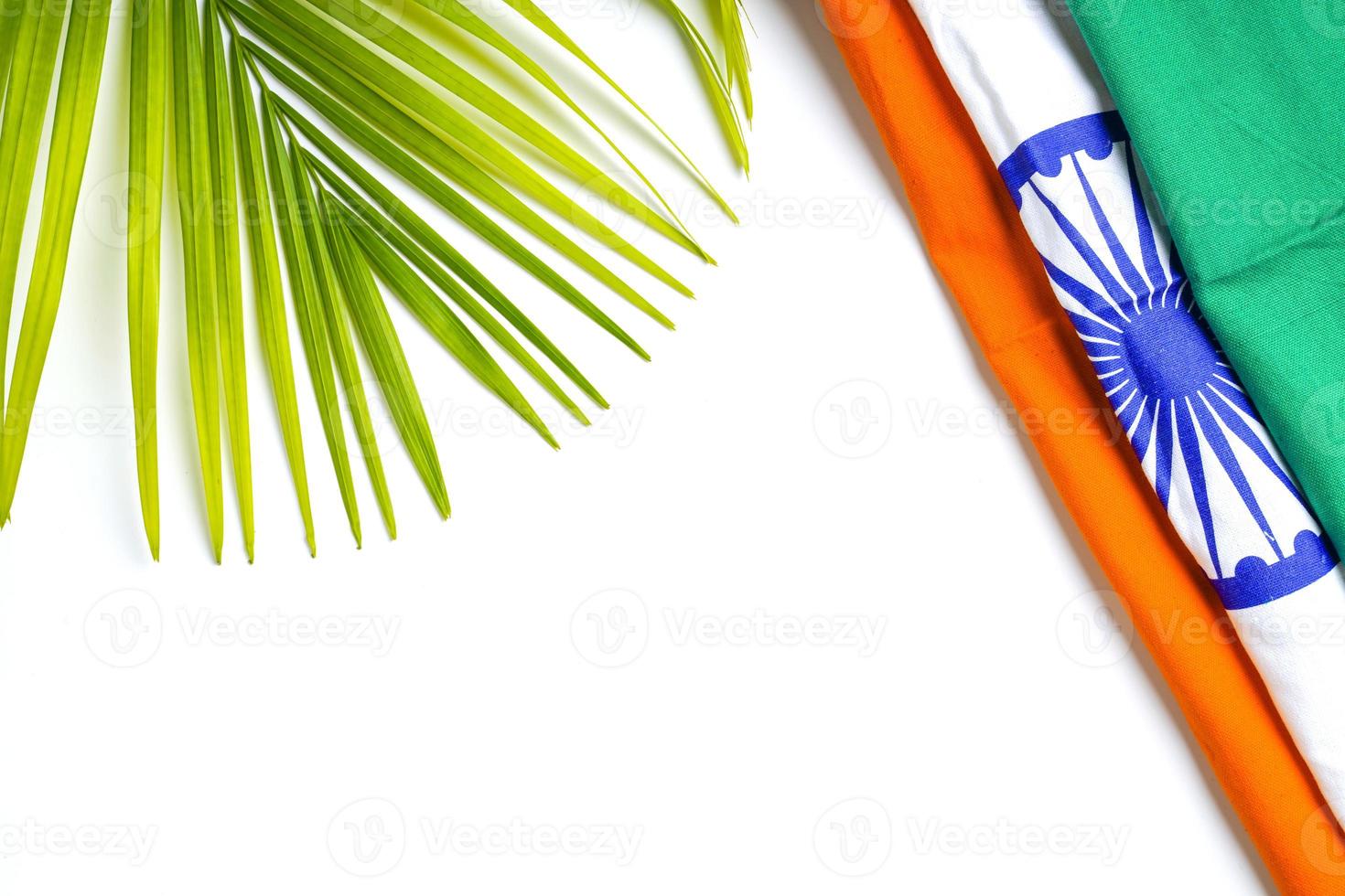 concepto para el día de la independencia india y el día de la república, bandera india tricolor sobre fondo blanco foto