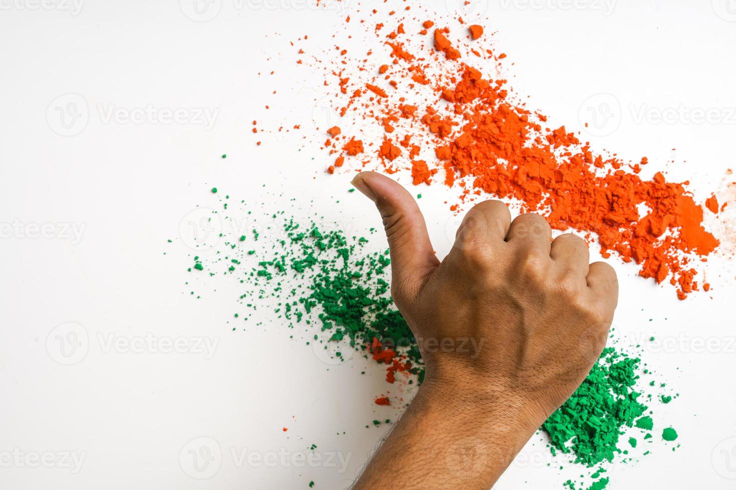 concepto para el día de la independencia india y el día de la república, mano con tricolor sobre fondo blanco foto