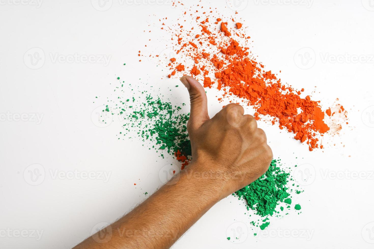 concepto para el día de la independencia india y el día de la república, mano con tricolor sobre fondo blanco foto