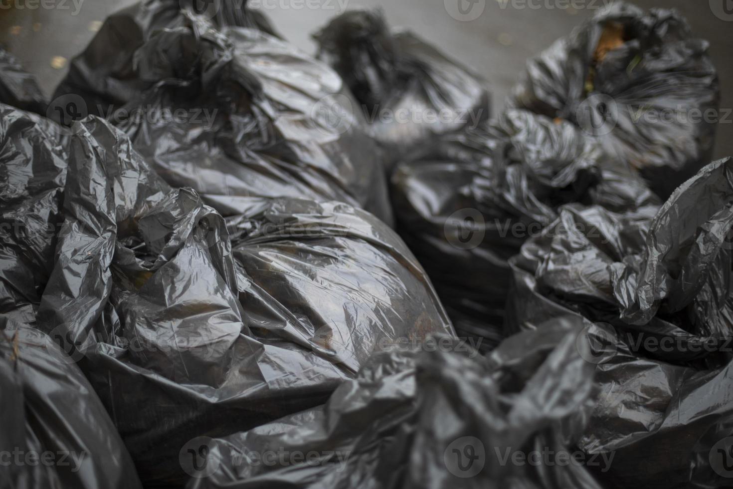 https://static.vecteezy.com/system/resources/previews/016/786/112/non_2x/black-garbage-bags-cleaning-on-street-waste-bags-black-plastic-photo.jpg