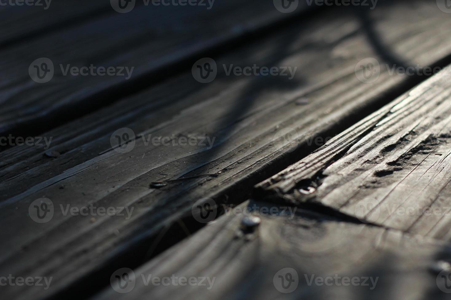 balcón de madera con luz solar en la parte de atrás por la mañana, fuera del campo profundo, textura de madera, balcón de madera marrón. foto