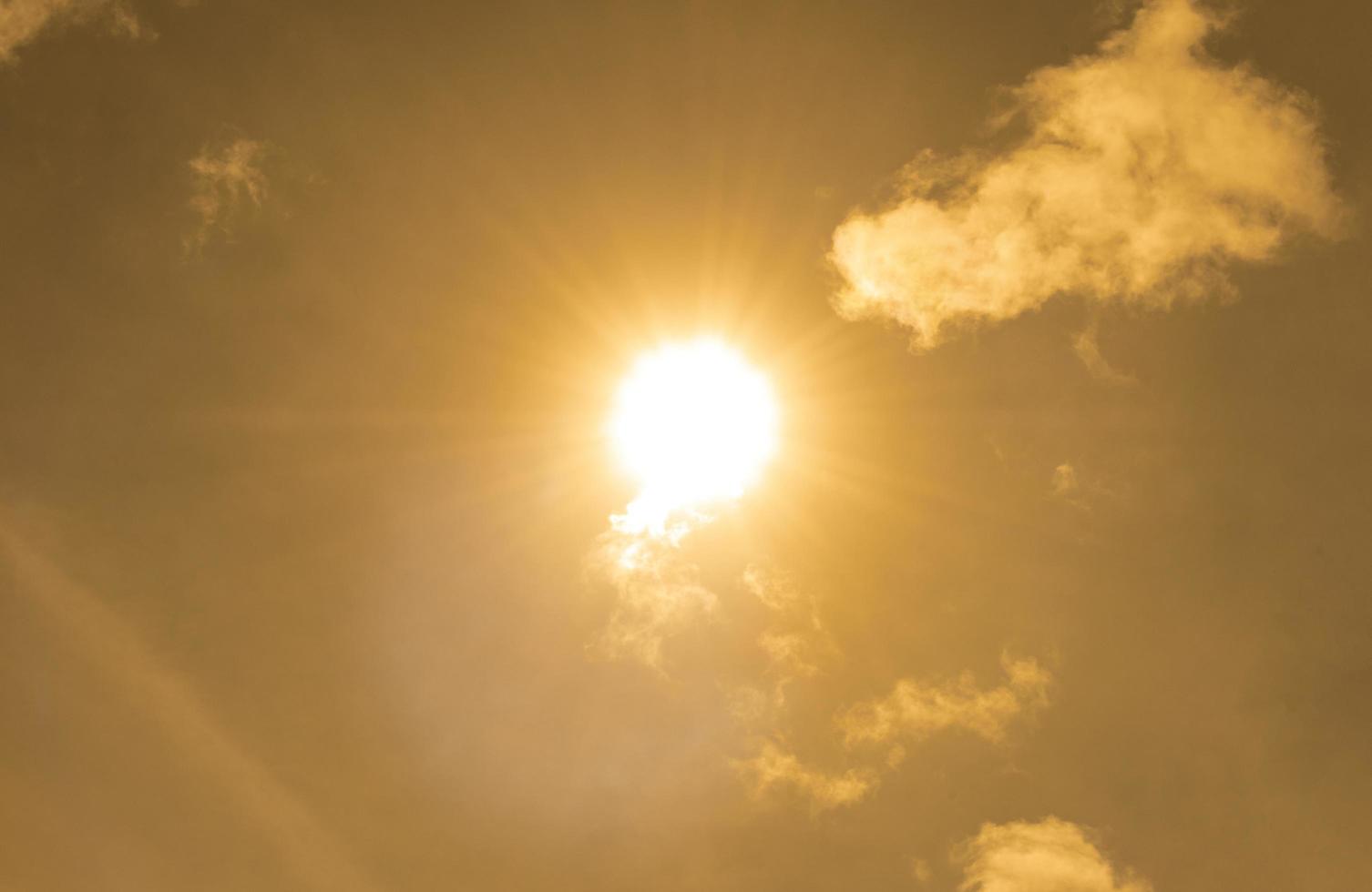 el sol en el cielo amarillo foto