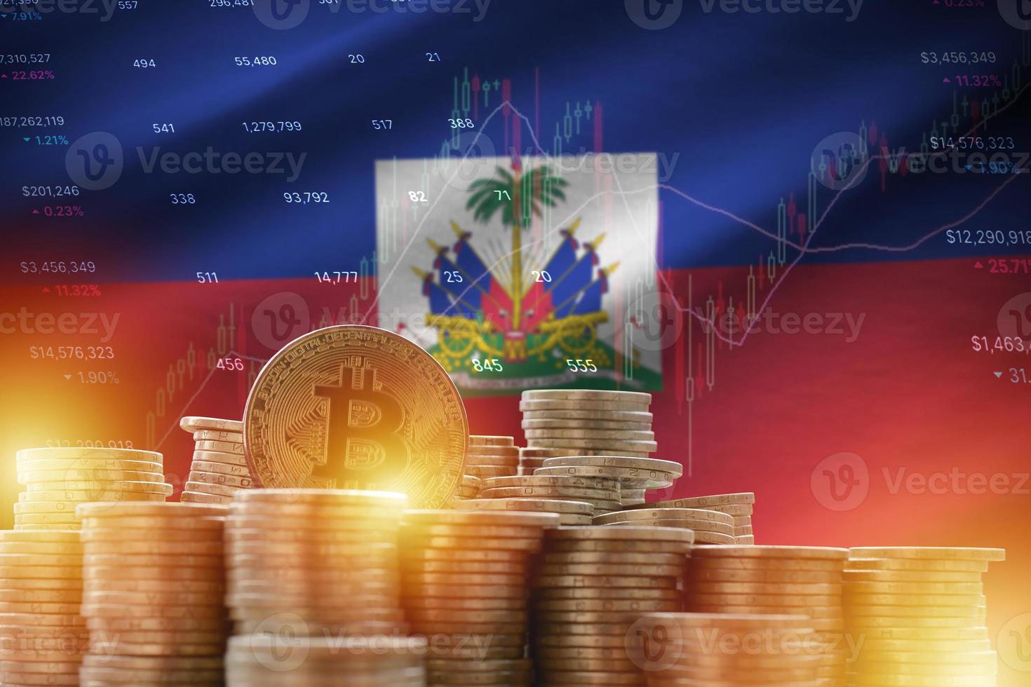 bandera de haití y gran cantidad de monedas de bitcoin doradas y tabla de plataforma comercial. moneda criptográfica foto