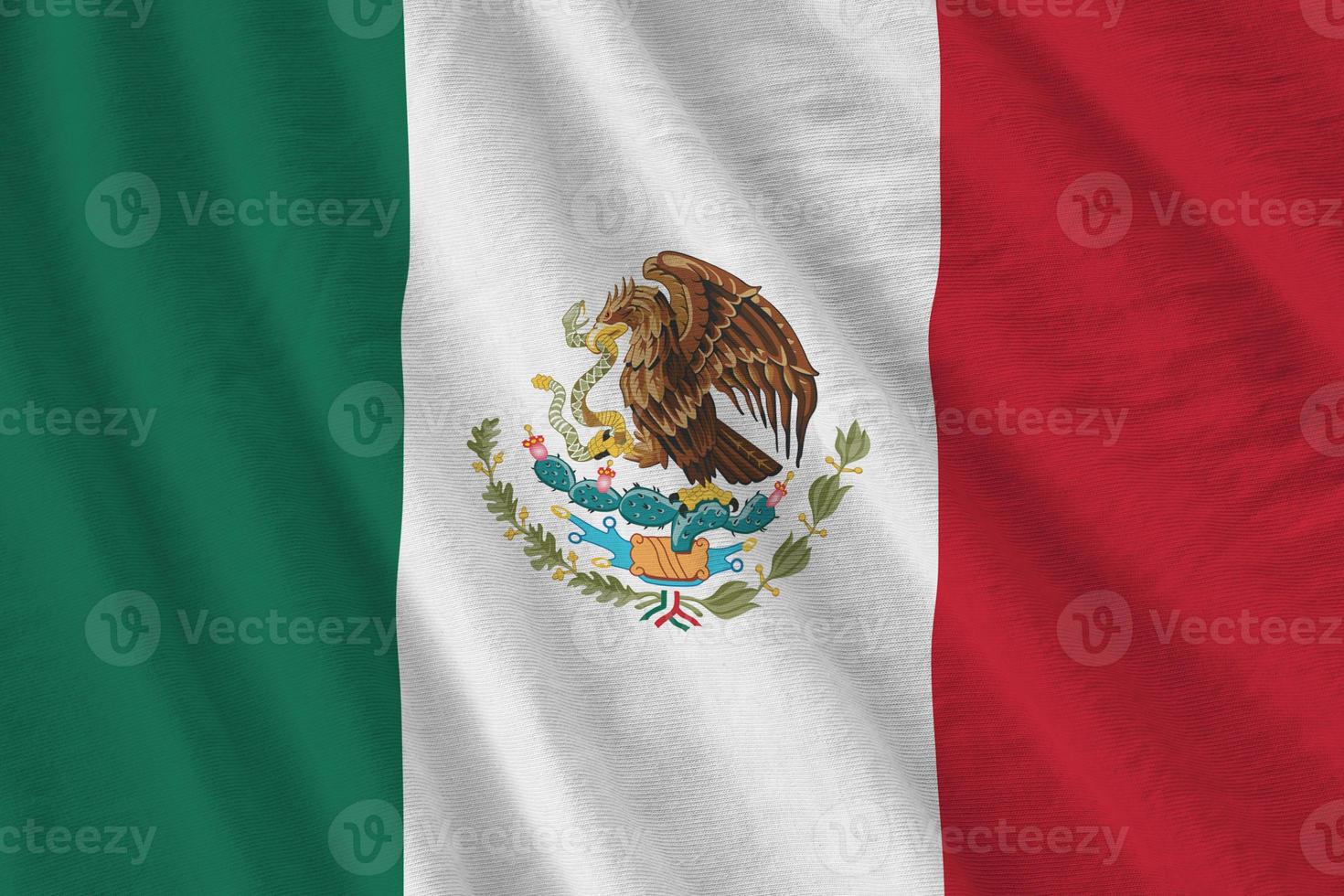 bandera de méxico con grandes pliegues ondeando de cerca bajo la luz del estudio en el interior. los símbolos y colores oficiales en banner foto