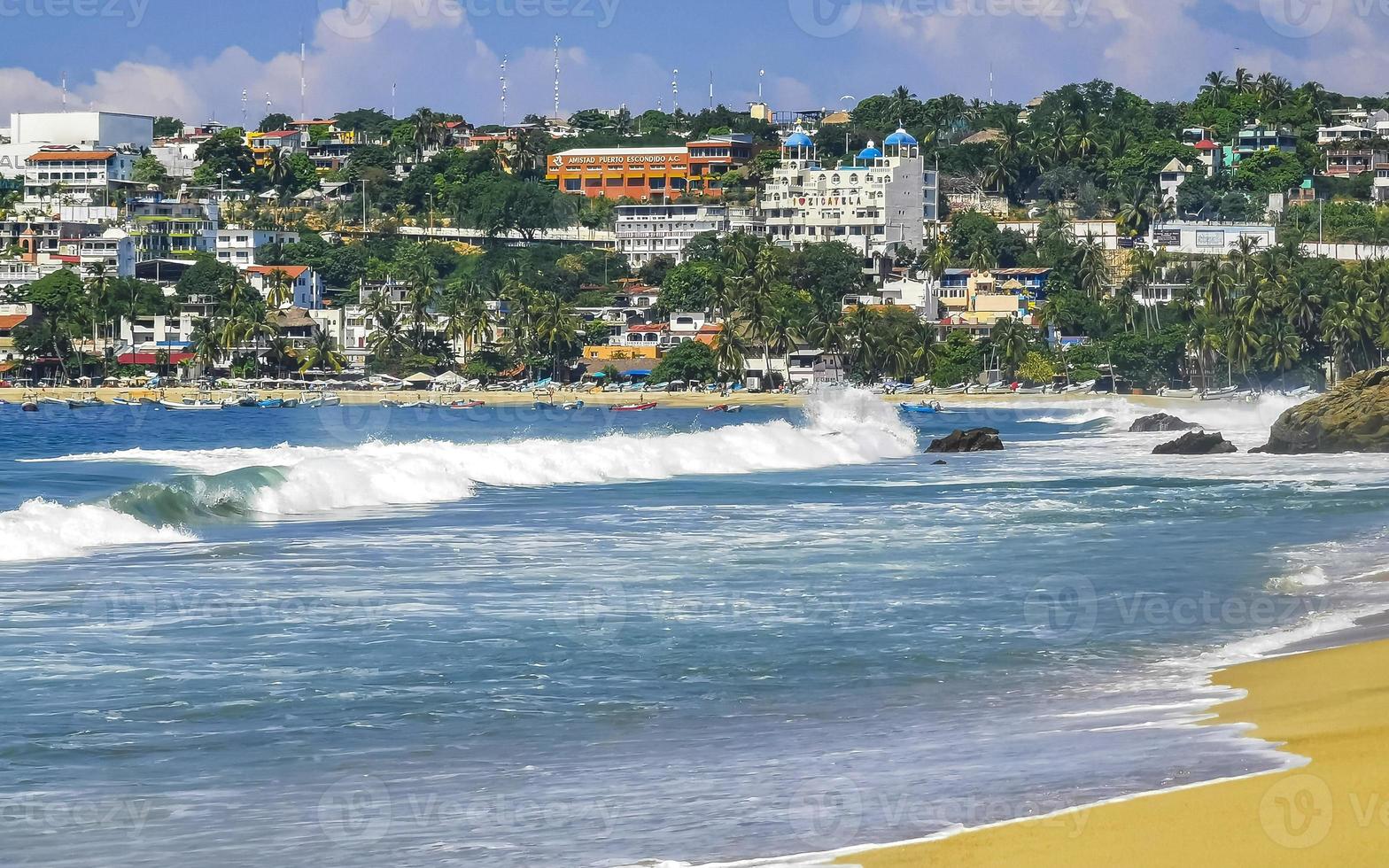 sol playa gente olas y botes en puerto escondido mexico. foto