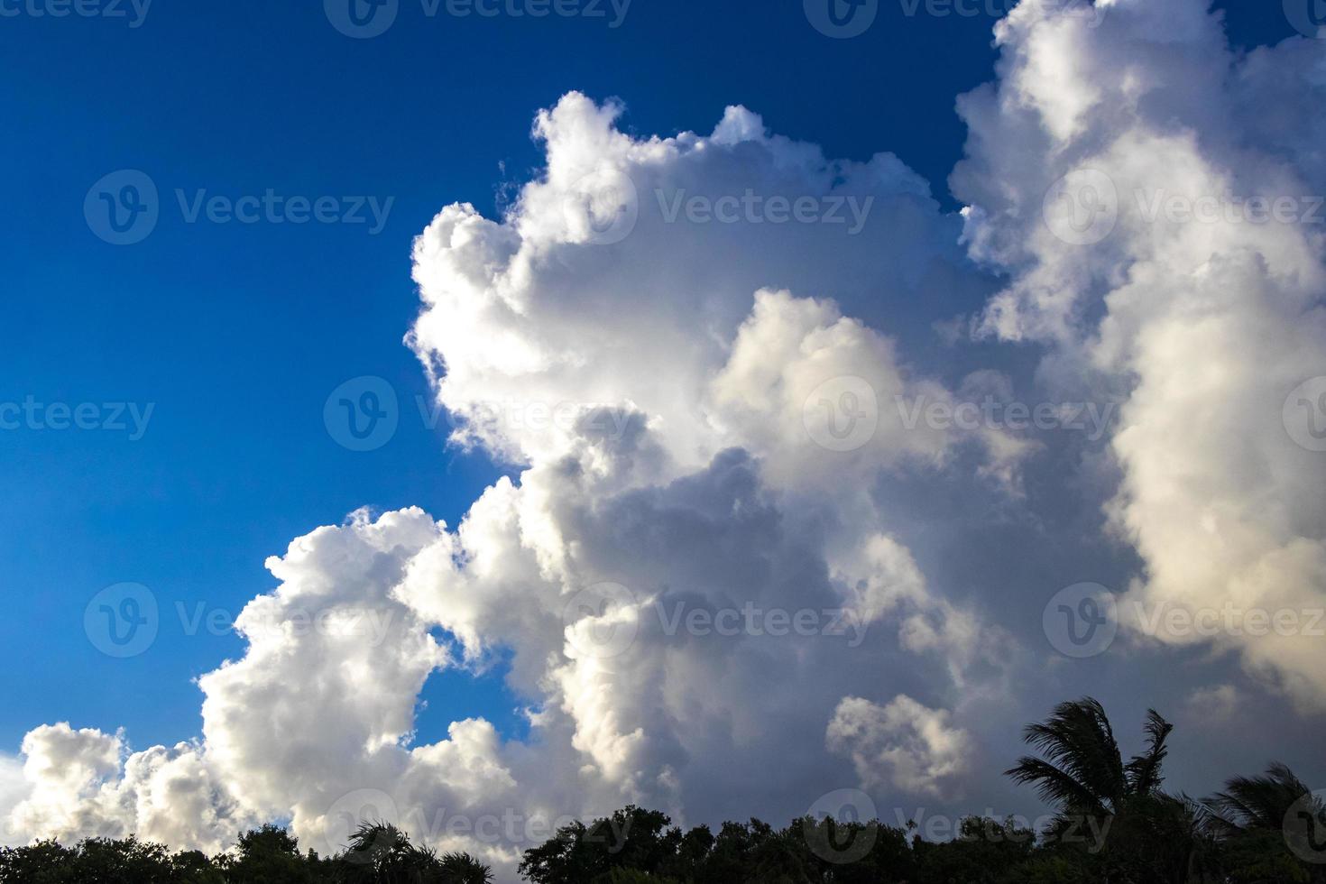 Formación de nubes explosivas cúmulos en el cielo de México. foto