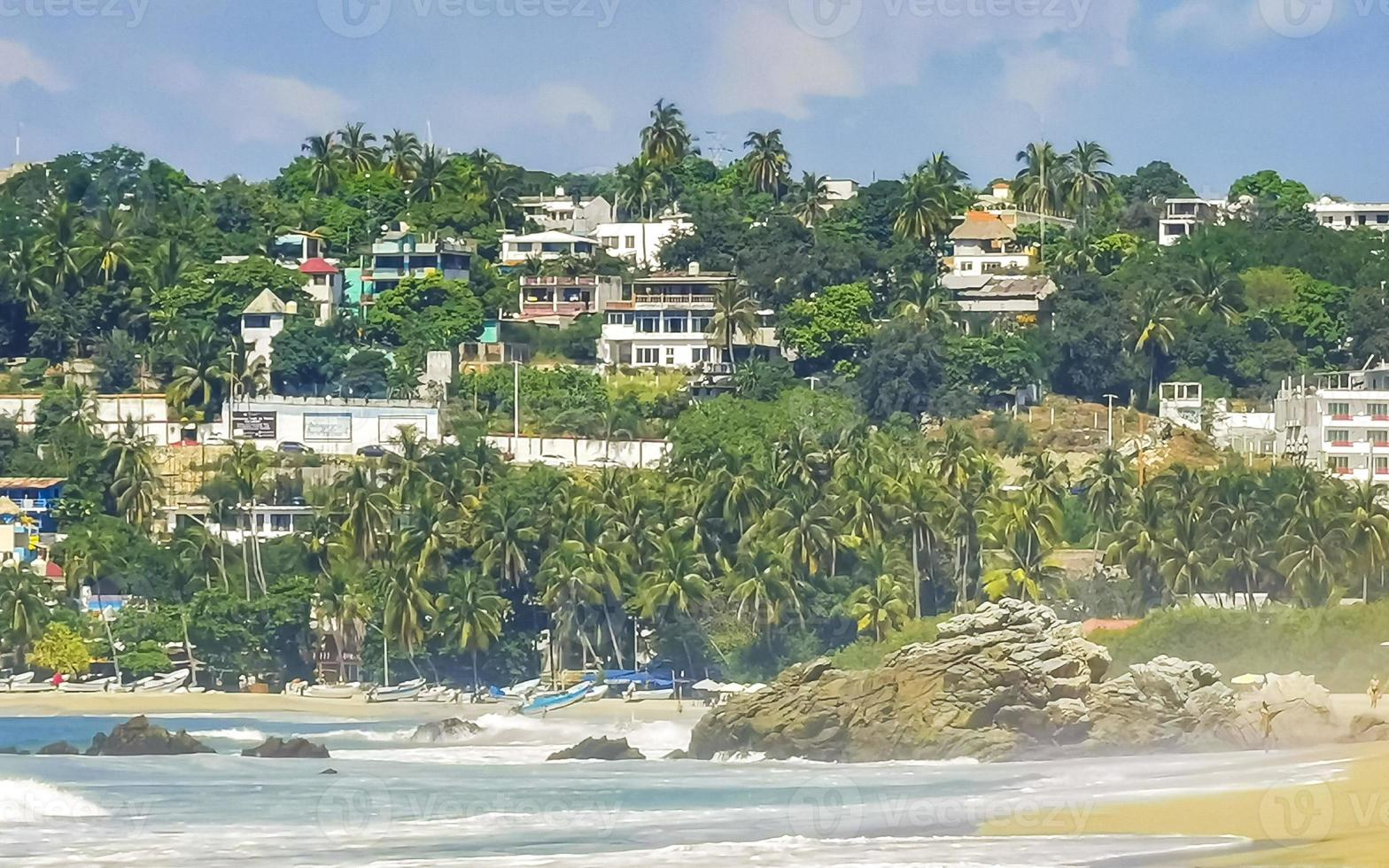 sol playa gente olas y botes en puerto escondido mexico. foto