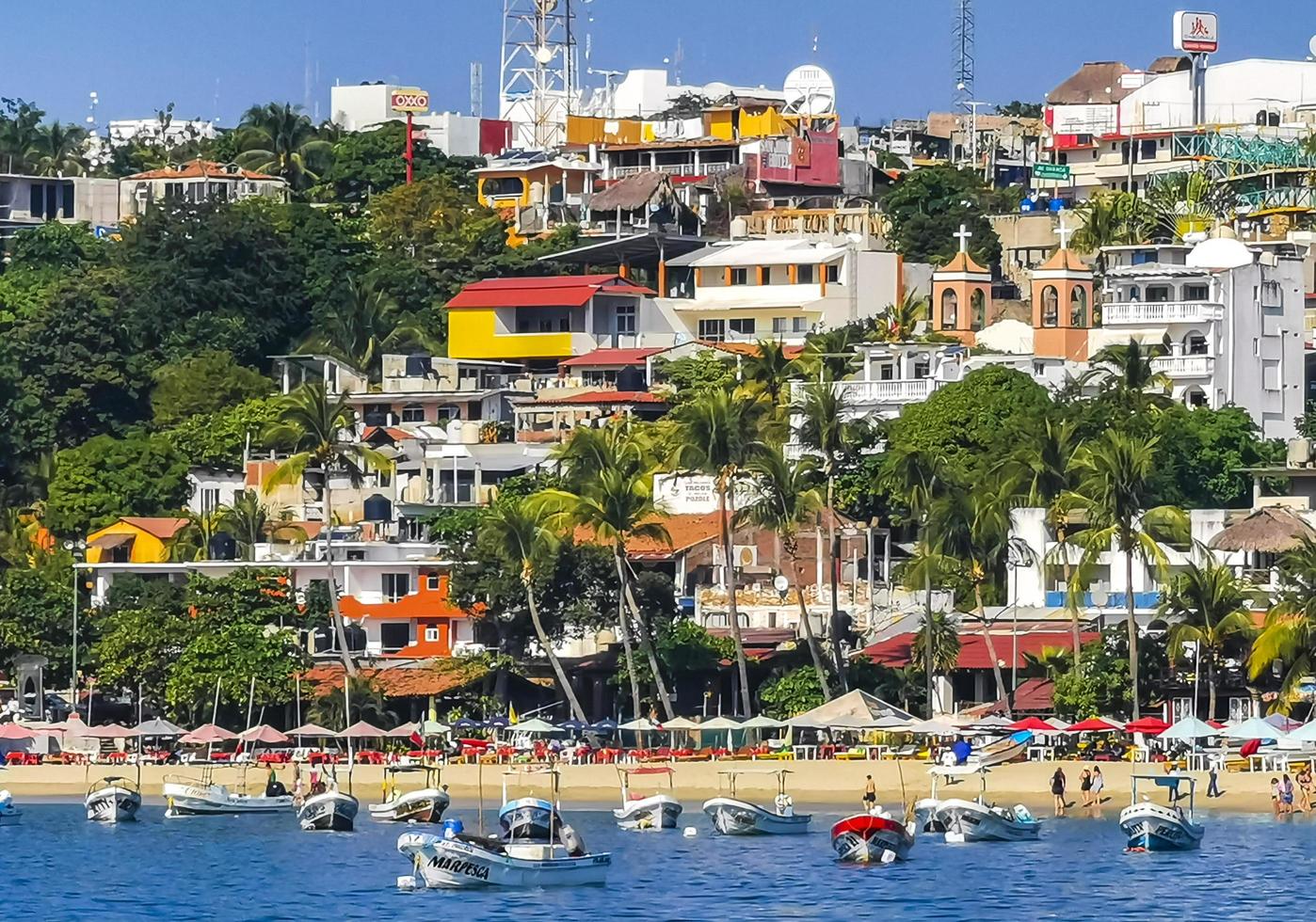 puerto escondido oaxaca mexico 2022 barcos de pesca en la playa del puerto en puerto escondido mexico. foto