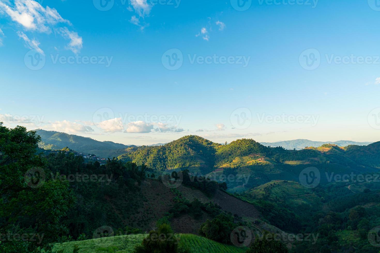 hermosa colina de montaña con cielo foto