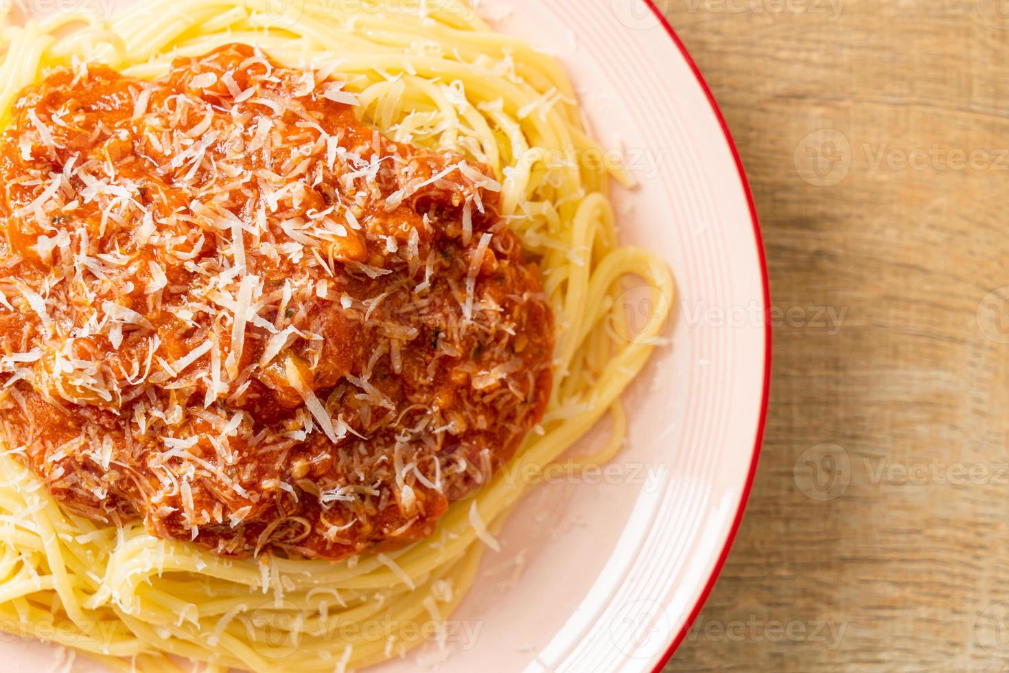 espaguetis a la boloñesa de cerdo con queso parmesano foto