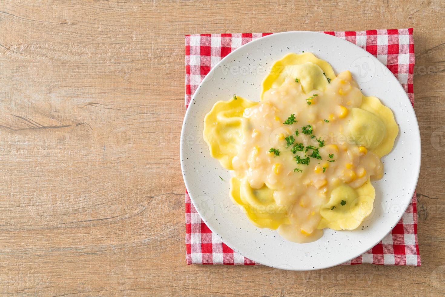 Pasta de ravioles con salsa de queso de maíz foto