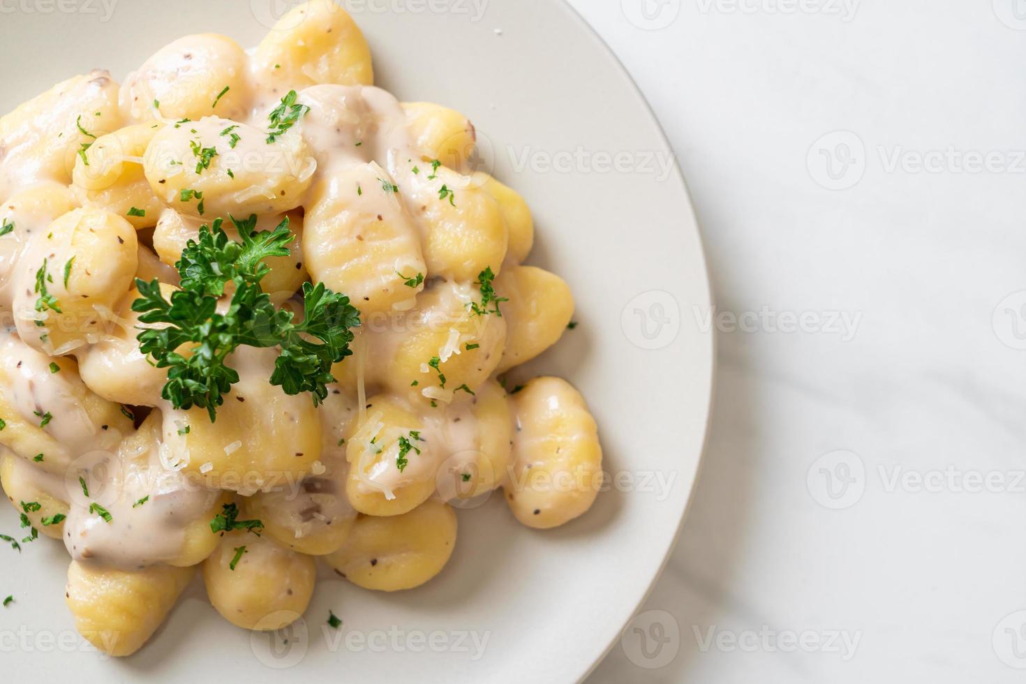 ñoquis con salsa de crema de champiñones y queso foto