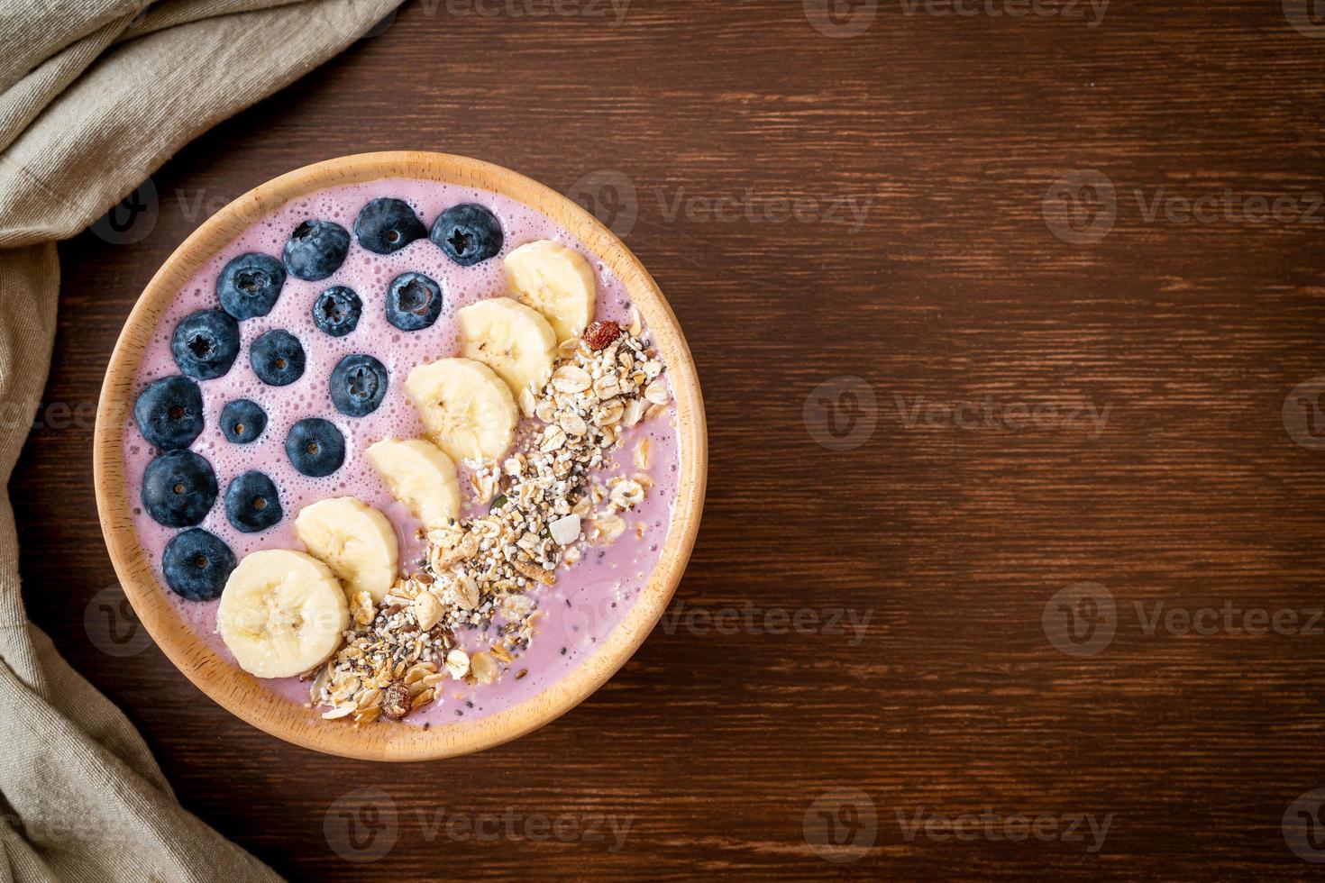 tazón de yogur o batido de yogur con bayas azules, plátano y granola foto