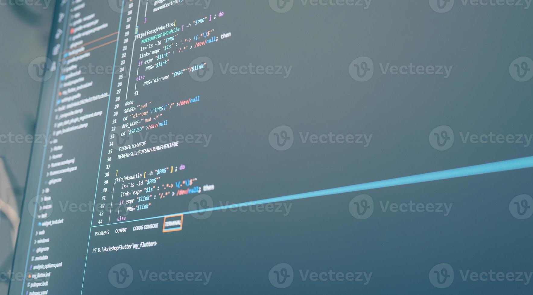 colorido código de programación en un monitor. programación backend, fondo del concepto de desarrollo de software foto