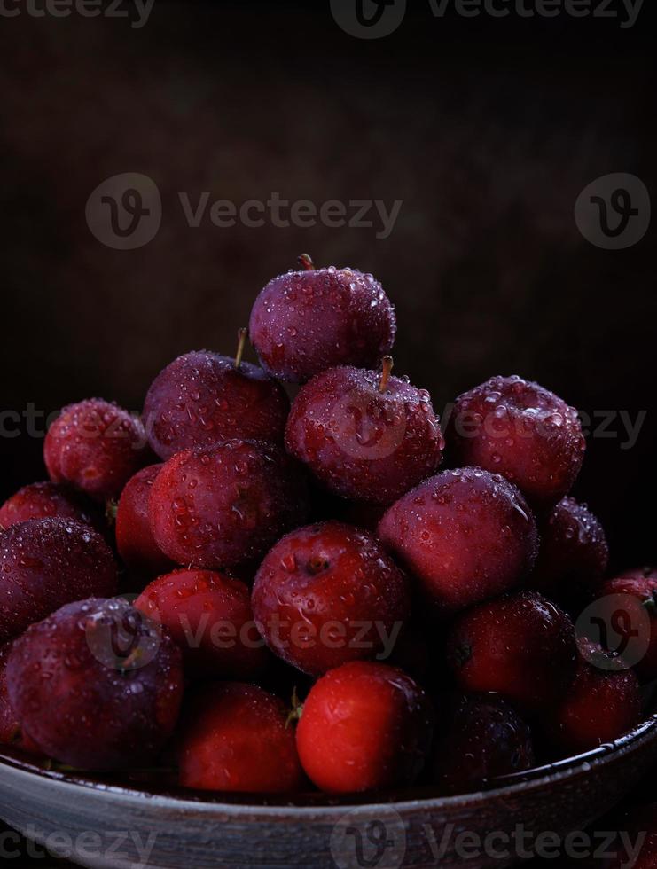 plato lleno de manzanas rojas frescas. manojo de manzanas maduras. foto