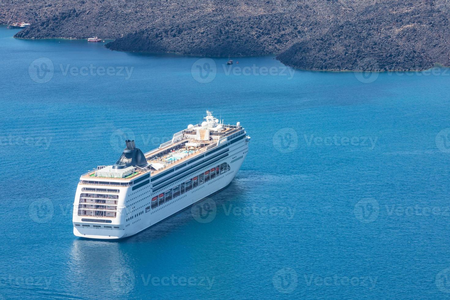 crucero en el mar cerca del volcán de la isla de santorini, grecia. hermoso turismo y antecedentes de viajes, concepto de transporte, paisaje de vacaciones de verano. traslado marítimo en santorini foto