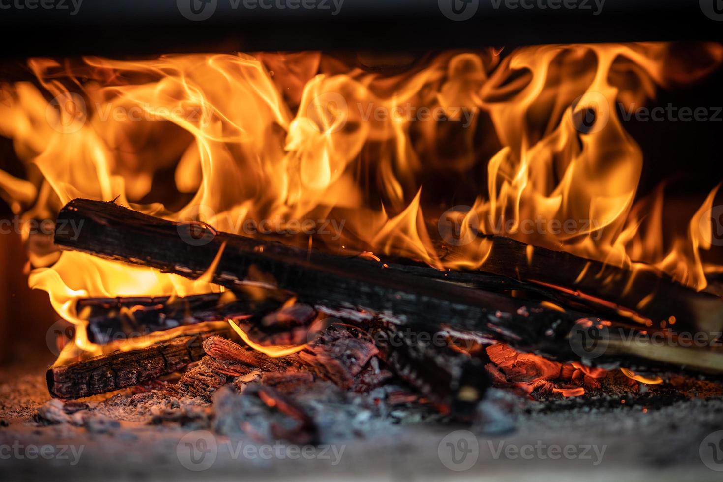 quema de leña en la chimenea de cerca. dentro de un bosque en llamas foto