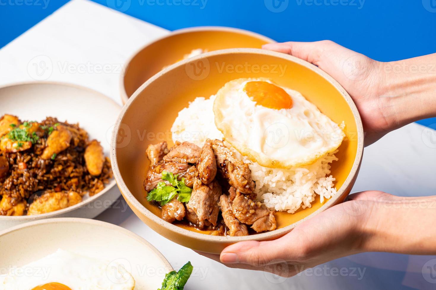 arroz con pollo al ajillo y huevo frito foto