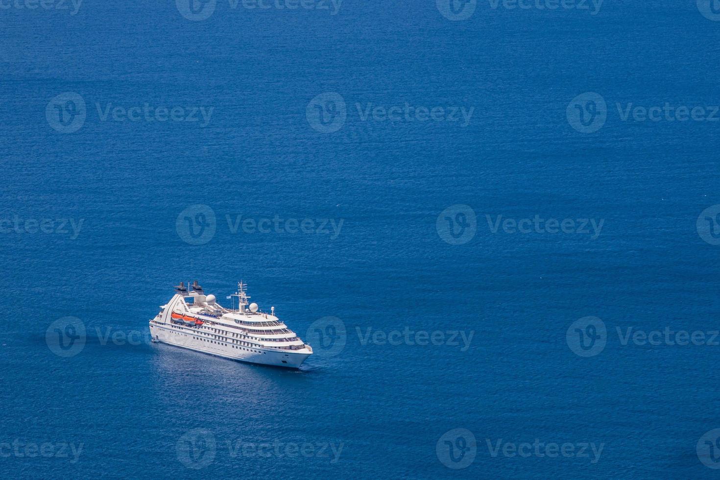 hermoso paisaje con vista al mar. crucero en blue bay cerca de la ciudad de fira. maravilloso paisaje de viaje. antecedentes de transporte de viajes y turismo en santorini grecia foto