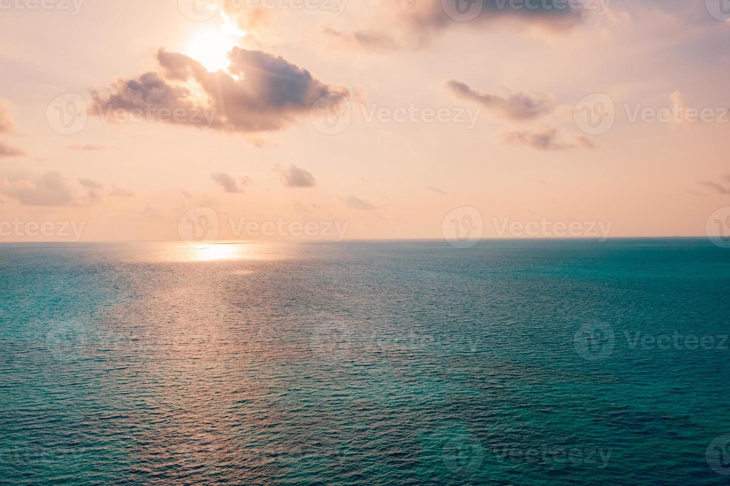 Mar tranquilo inspirador con cielo al atardecer. fondo de océano y cielo de meditación. colorido horizonte sobre el agua, la calma y el concepto de naturaleza zen. vista aérea del mar al atardecer con horizonte. maravillosa naturaleza foto