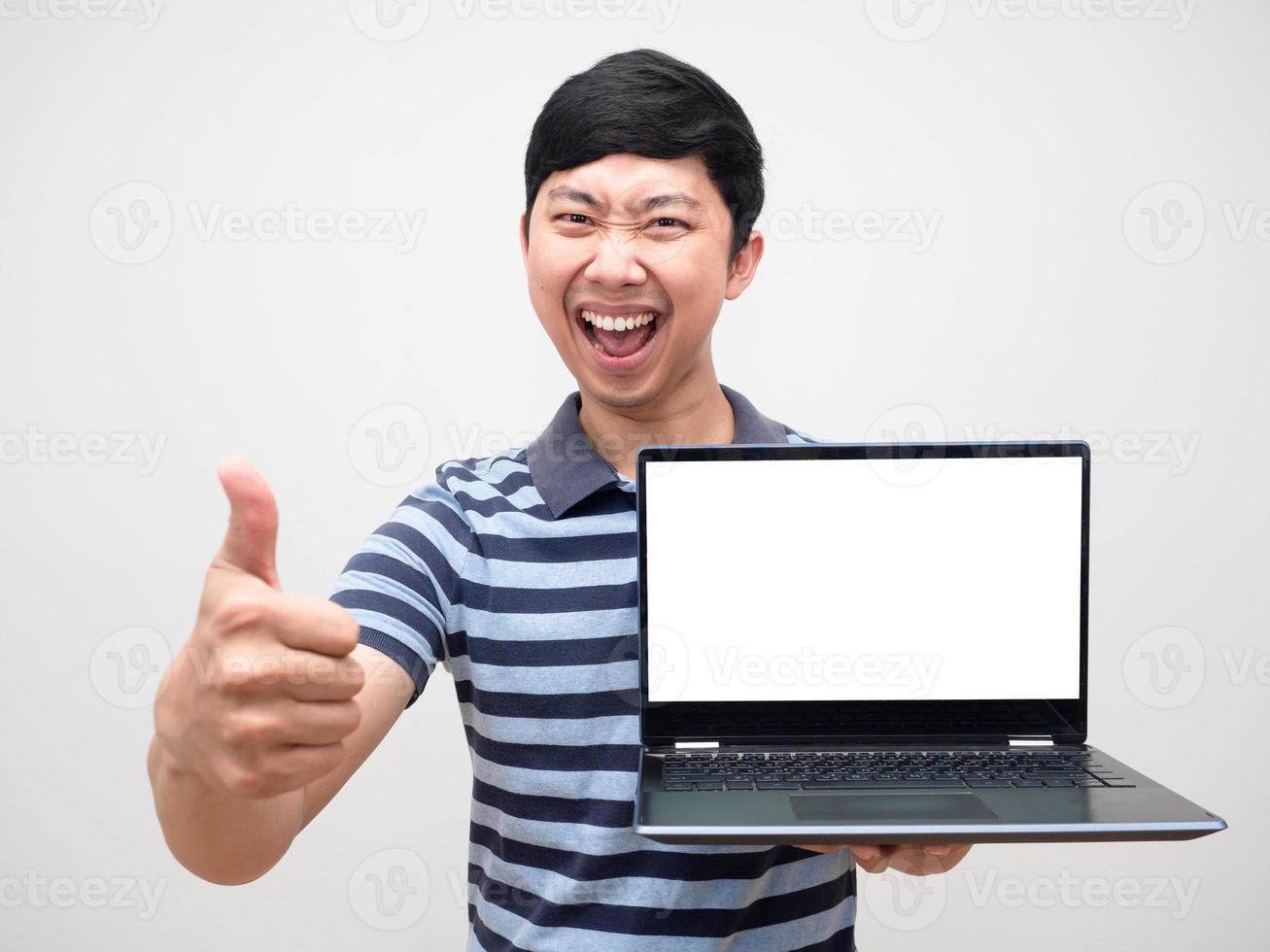 retrato hombre camisa a rayas satisfecho pulgar arriba sosteniendo laptop pantalla blanca feliz sonrisa foto