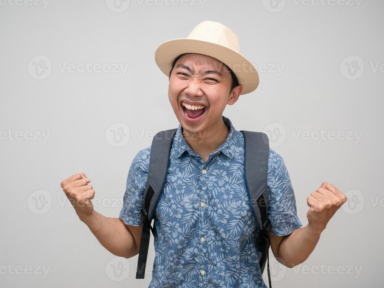 alegre viajero hombre con mochila se siente satisfecho feliz foto
