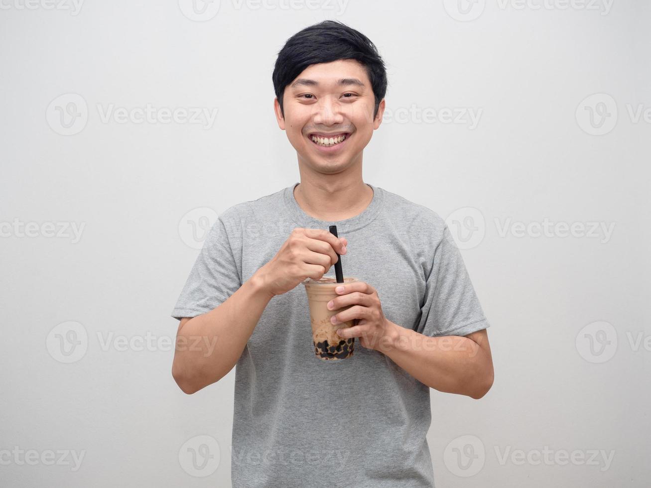 hombre alegre sosteniendo té de boba con felicidad sonrisa retrato de emoción fresca foto