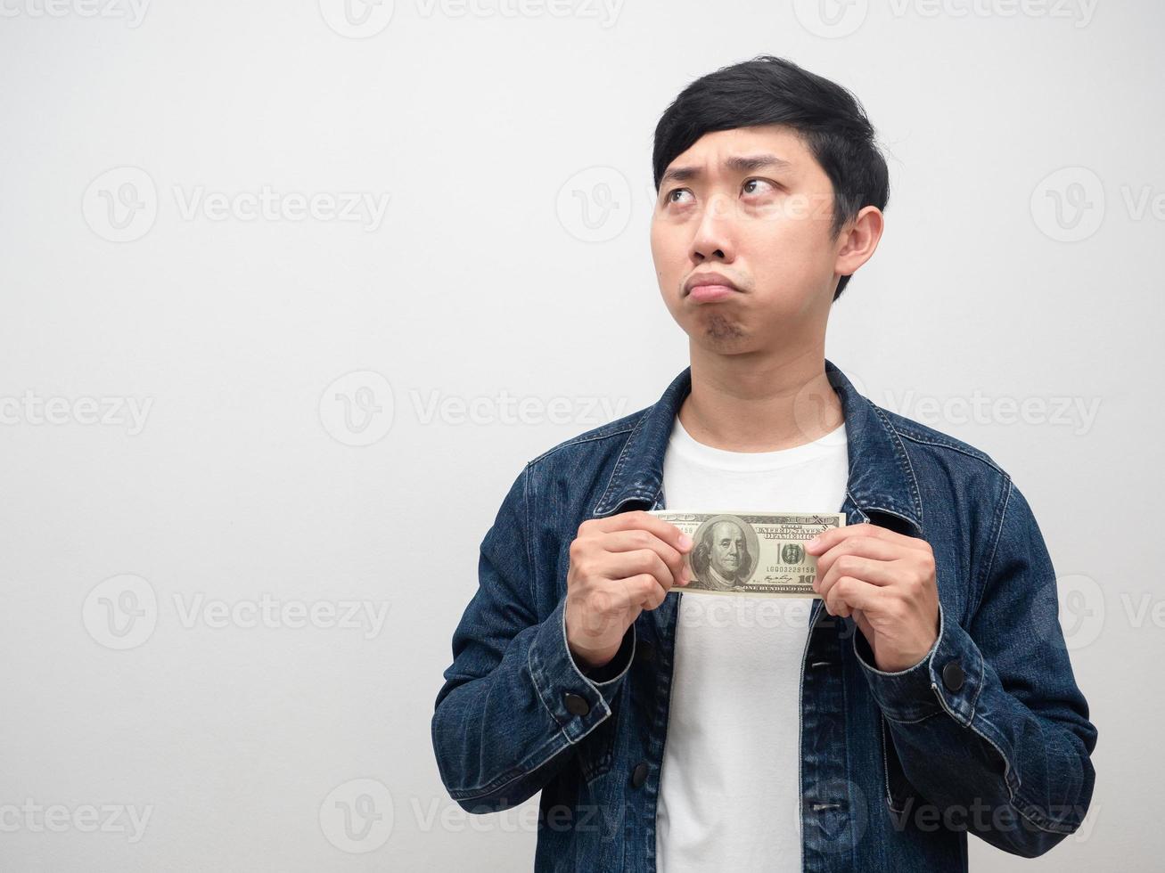 pobre hombre con poco dinero mirando el espacio de la copia, el hombre