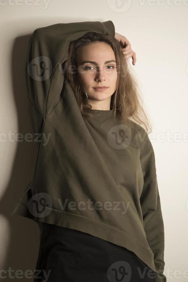 mujer con estilo de belleza posando en ropa de moda en el estudio. estilo casual, accesorios de belleza. estilo urbano de alta costura foto