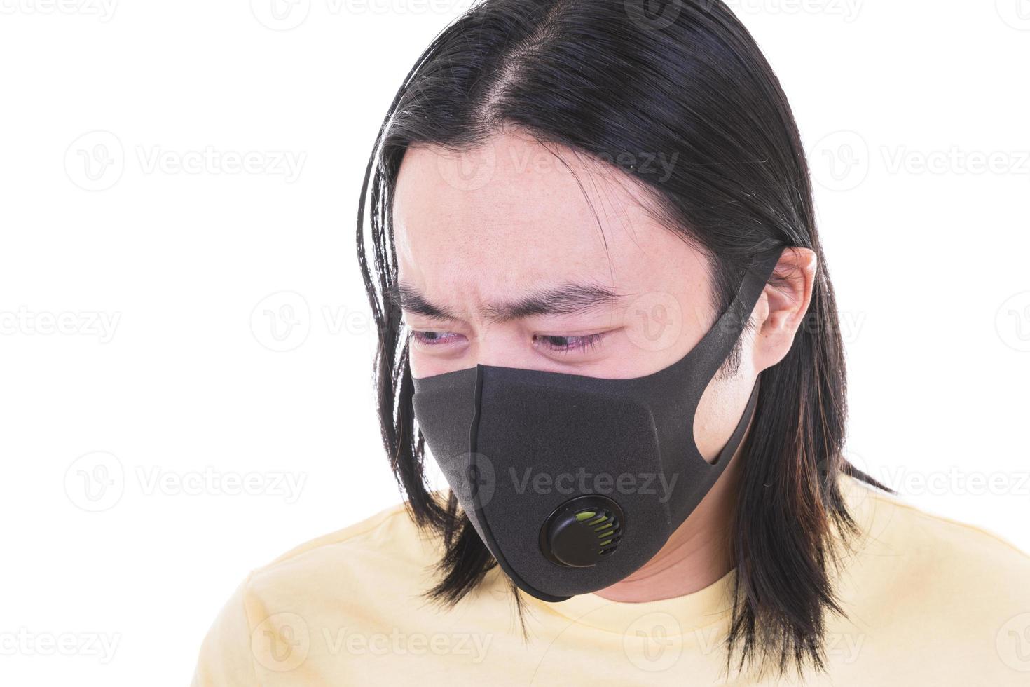 hombre asiático con máscara de respiración. detener el concepto covid. el joven usa una máscara médica protectora para prevenir la infección por covid-19 y muestra el gesto de parada foto