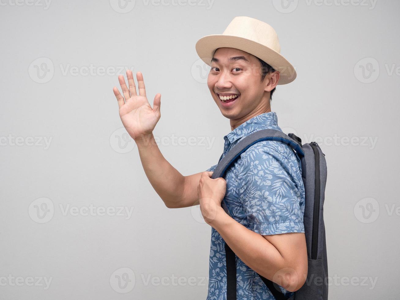 viajero asiático positivo dar la vuelta decir hola, hombre de turismo hola foto