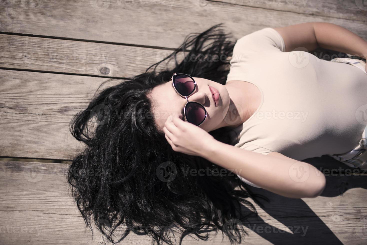 mujeres encantadoras junto a un lago en un día soleado relajante. foto