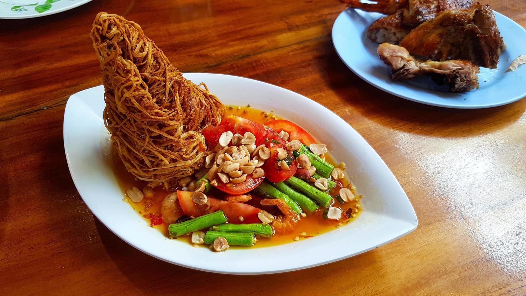 Estufa de carbón de pollo, ternera o cerdo a la parrilla en comida callejera local en tailandia. barbacoa al estilo tailandés. cocinar comida asiática. deliciosa comida y sabor dulce con ingredientes y especias o pimiento. foto