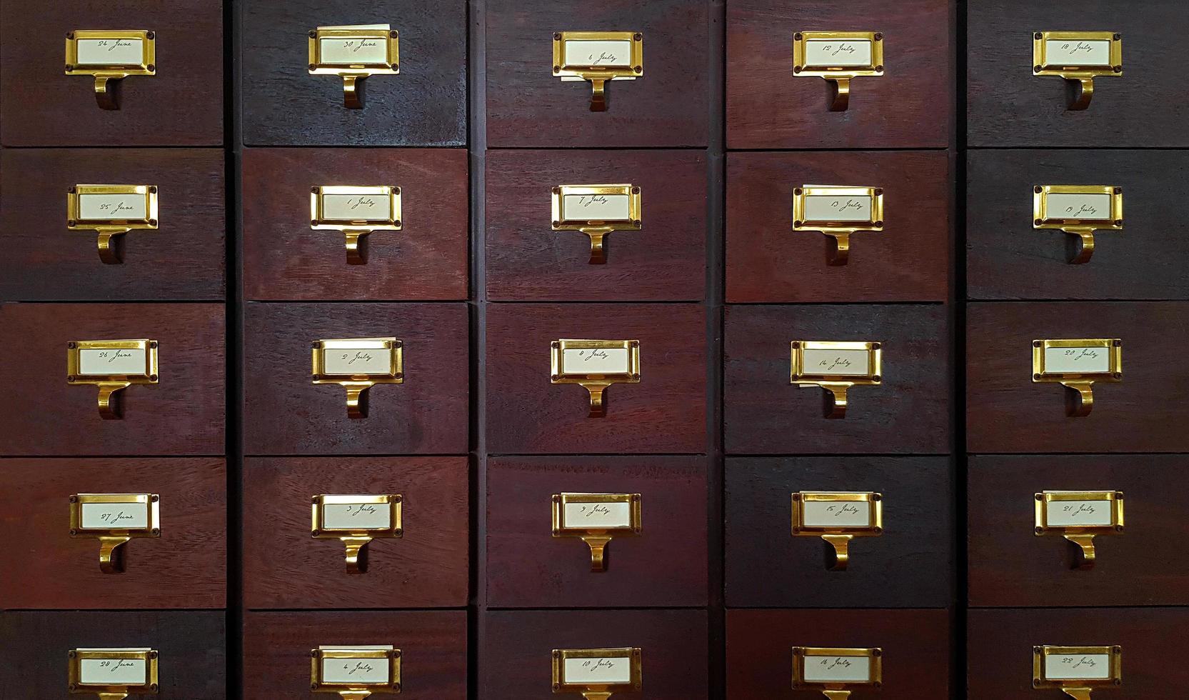 caja o armario de madera marrón para recibir cartas o documentos informativos. casillero antiguo o moderno y grupo de objetos clásicos. foto