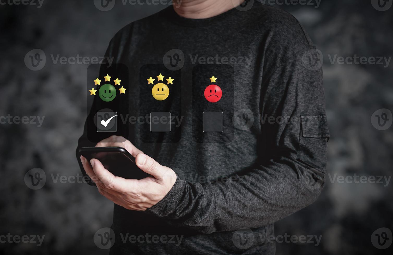 un hombre de negocios que toca la pantalla virtual en el icono de la cara de sonrisa feliz para dar satisfacción en el servicio. calificación muy impresionada. servicio al cliente y concepto de satisfacción foto