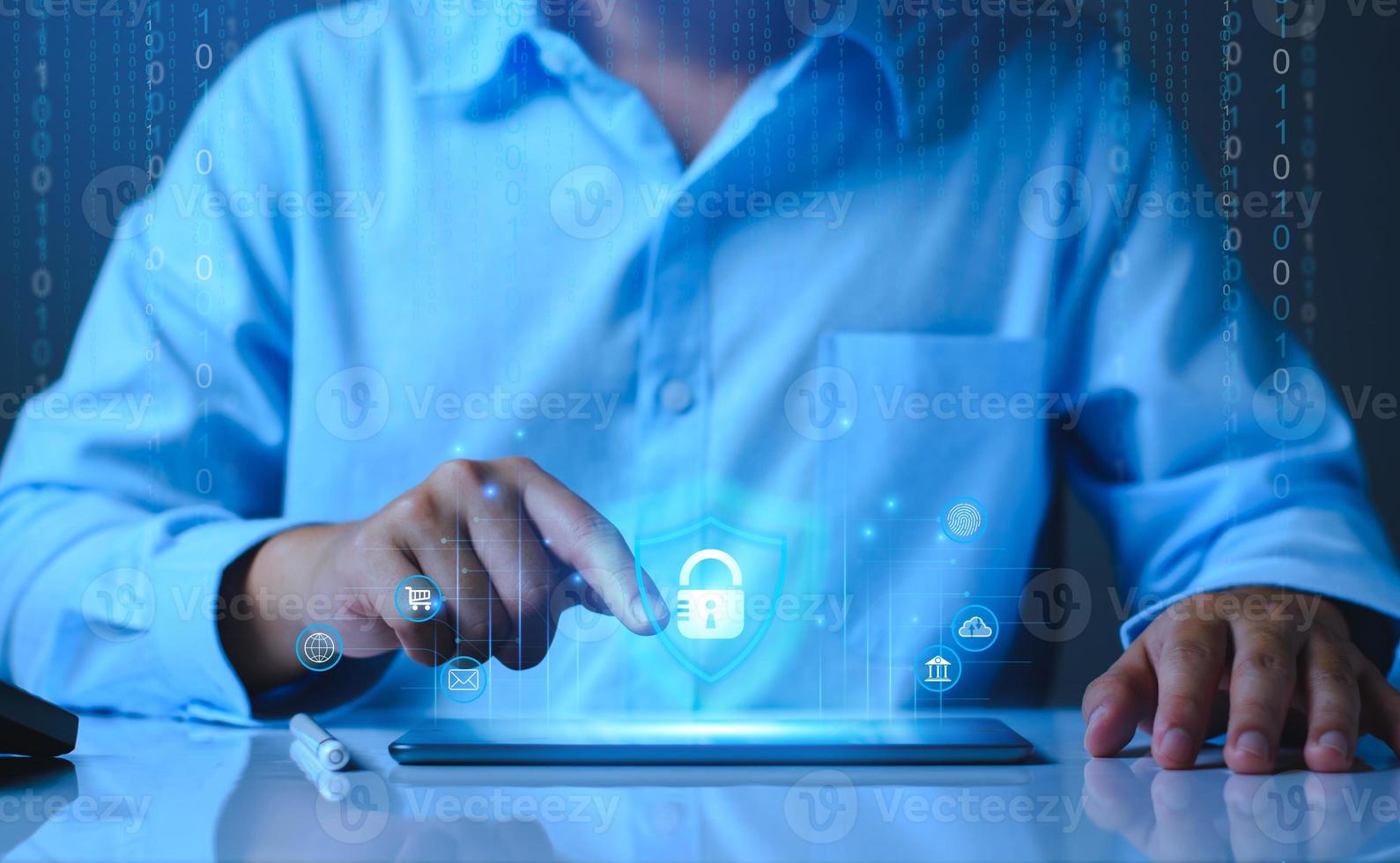 sistema de seguridad de la red. información de datos personales en la tableta. servicios de tecnologías de la información y ciberseguridad. tecnología de Internet. protección de datos digitales. aplicación de seguridad de candado cibernético. foto