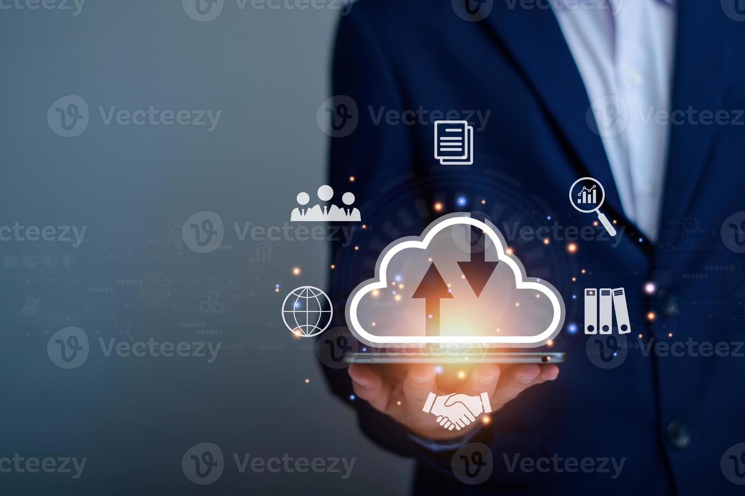 el hombre de negocios que usa tecnología en la nube conecta datos comerciales. diagrama de computación en la nube que se muestra a mano. tecnología de nube de Internet. almacenamiento de datos digitales. servicio de red e internet para el concepto de negocio. foto