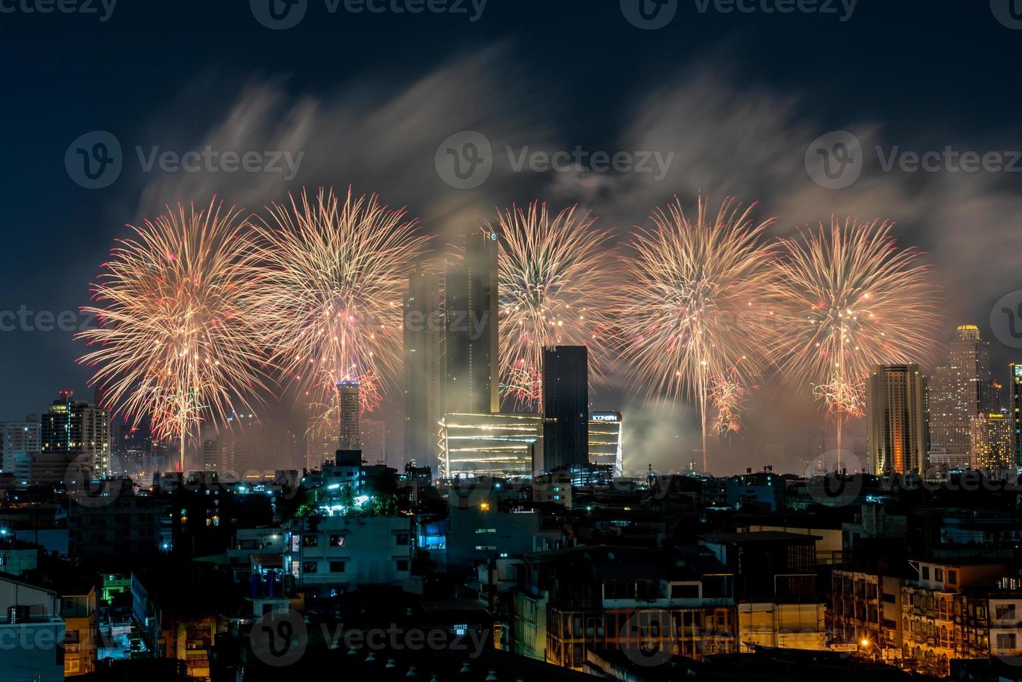 fuegos artificiales en el río en el cielo oscuro, feliz año nuevo 2023, tailandia. foto