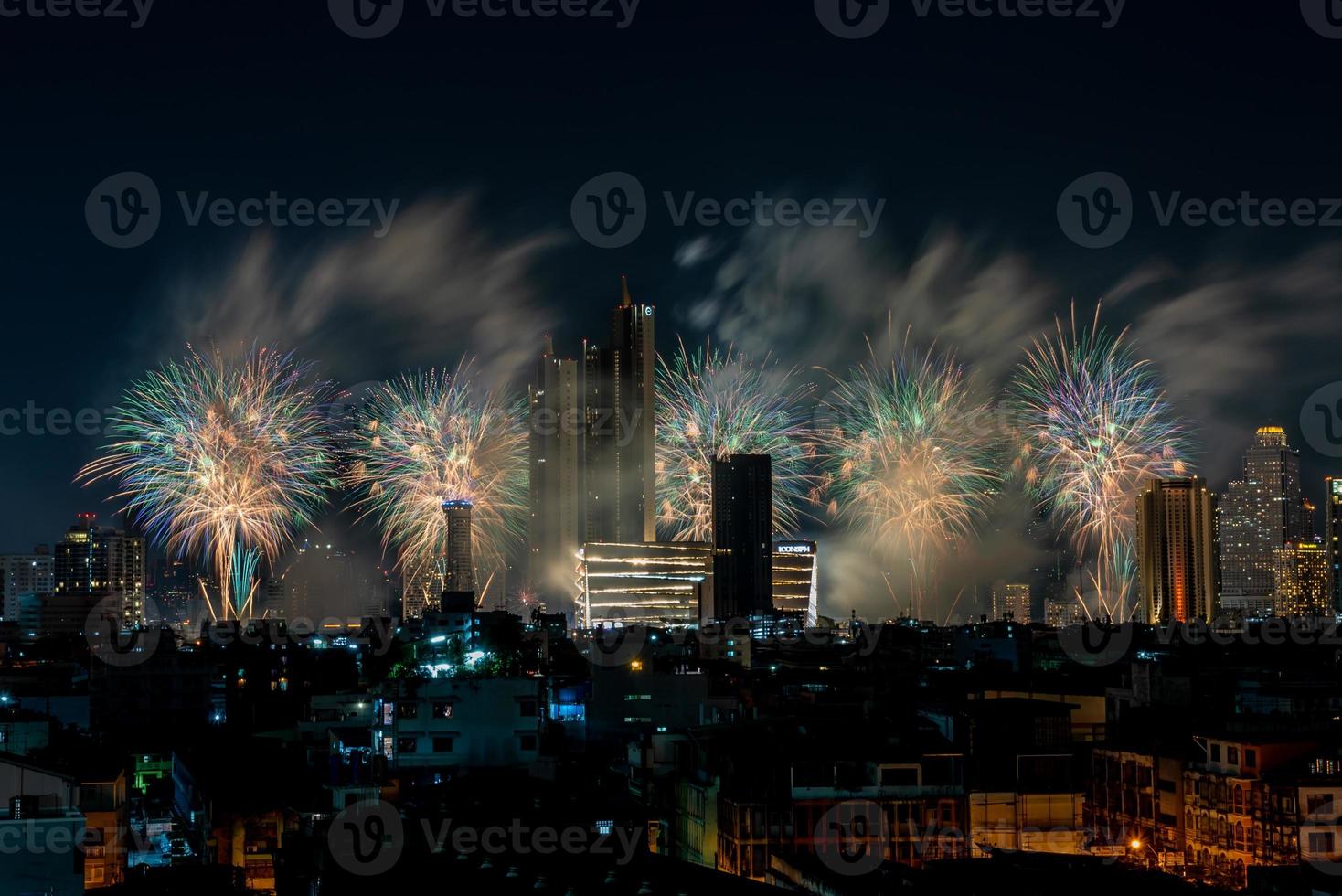 fuegos artificiales en el río en el cielo oscuro, feliz año nuevo 2023, tailandia foto