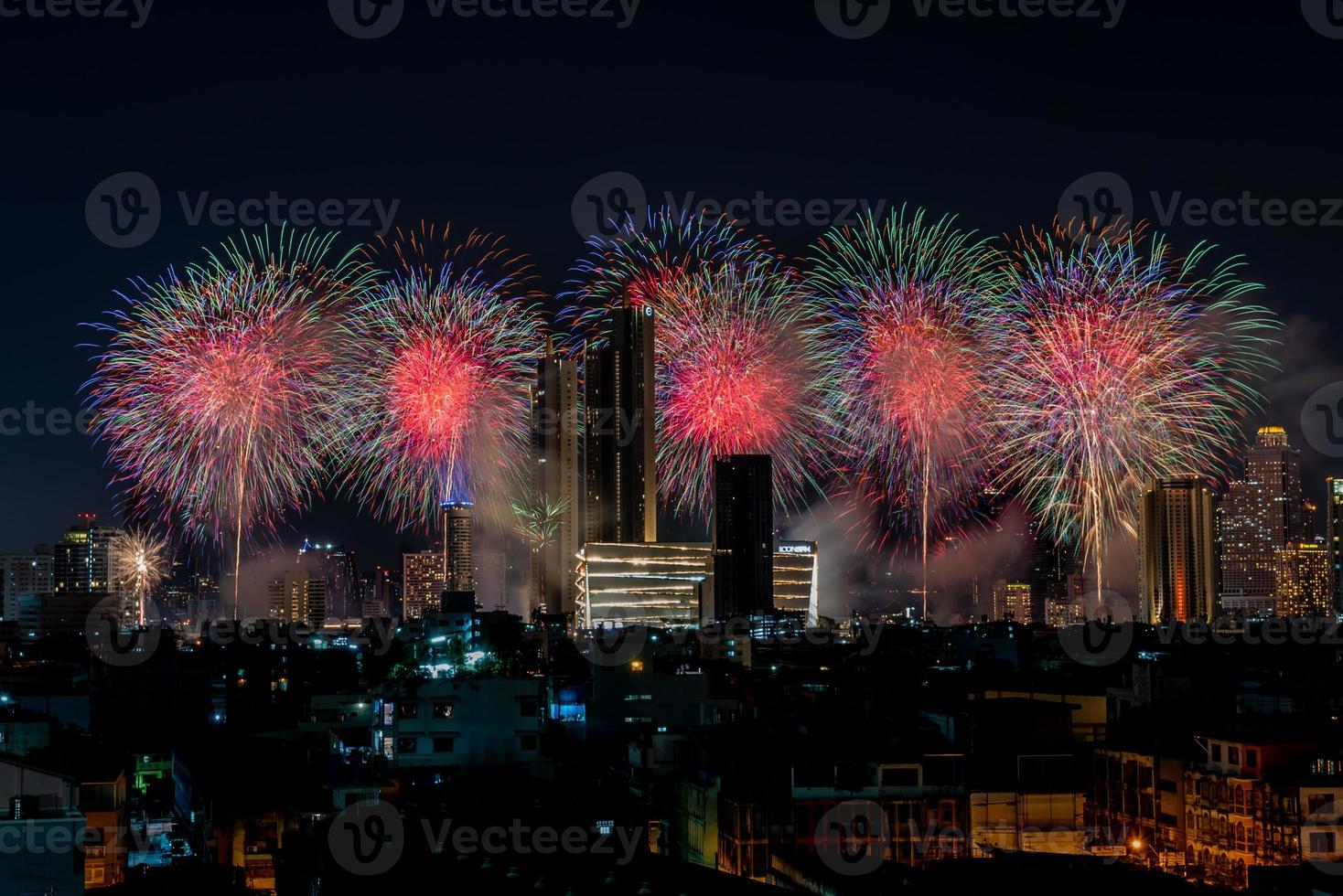 fuegos artificiales en el río en el cielo oscuro, feliz año nuevo 2023, tailandia foto