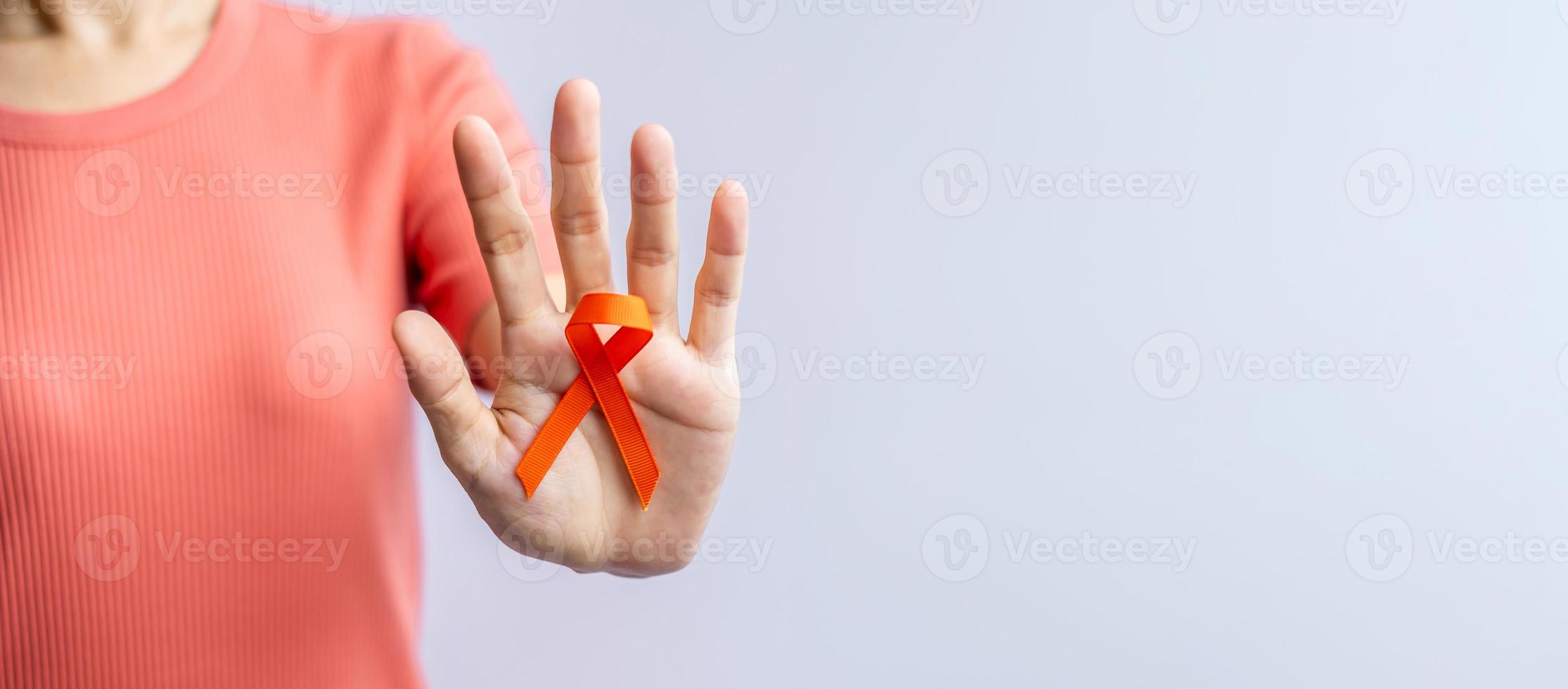 cinta naranja para la leucemia, día del cáncer de riñón, esclerosis múltiple mundial, crps, mes de concientización sobre las autolesiones. cuidado de la salud y el concepto del día del cáncer de palabra foto