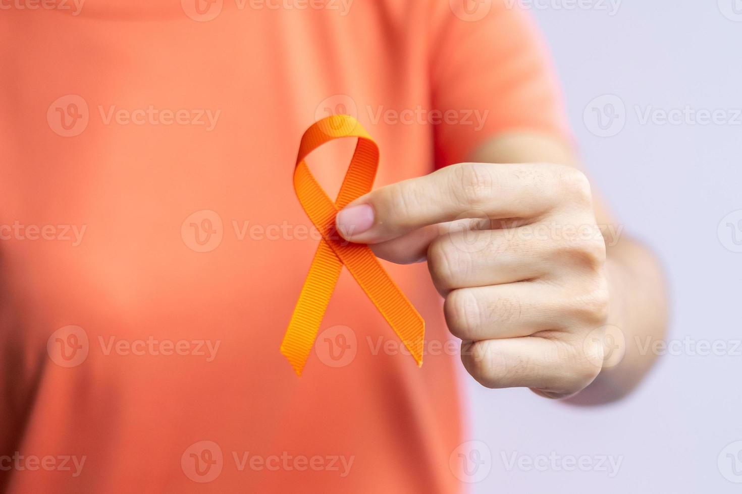 cinta naranja para la leucemia, día del cáncer de riñón, esclerosis múltiple mundial, crps, mes de concientización sobre las autolesiones. cuidado de la salud y el concepto del día del cáncer de palabra foto